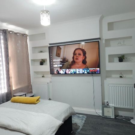 Dem'S Lodge Dagenham Bagian luar foto